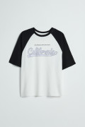 Camiseta college crema clara con manga ranglan corta