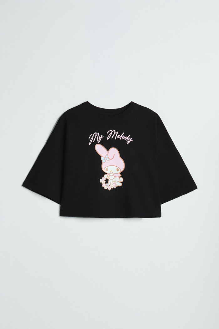 Camiseta oversize negra crop top con arte de My Melody