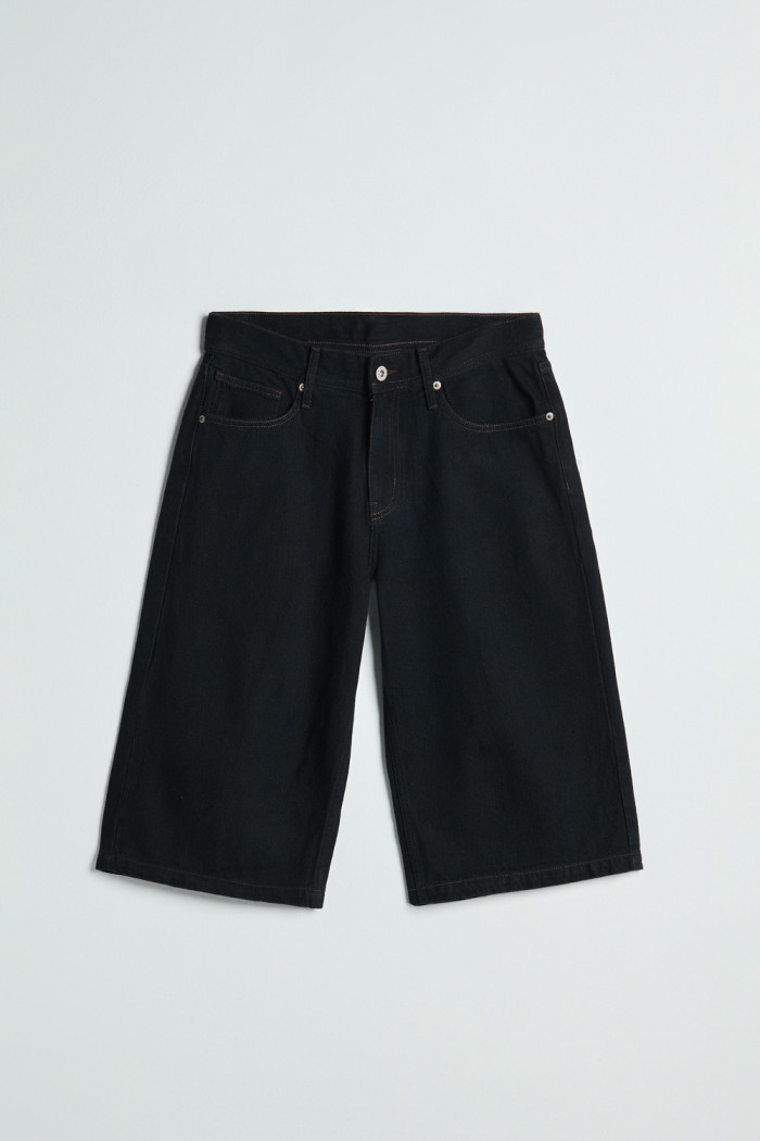 Bermuda de jean jort azul intensa con tiro bajo y costuras
