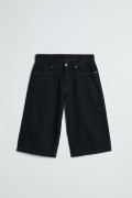 Bermuda de jean jort azul intensa con tiro bajo y costuras
