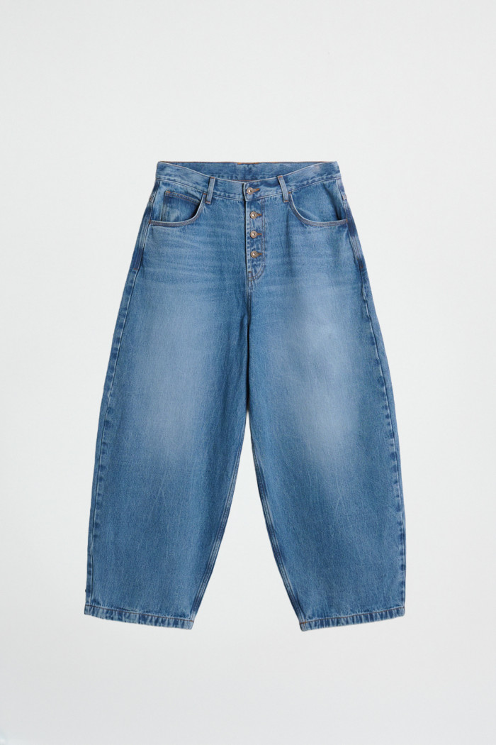 Jean barrel azul medio con tiro bajo, botones y bota ancha