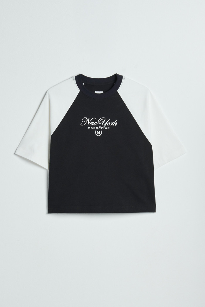 Camiseta unicolor crop top oversize con arte college