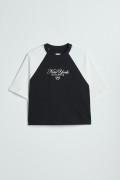 Camiseta unicolor crop top oversize con arte college