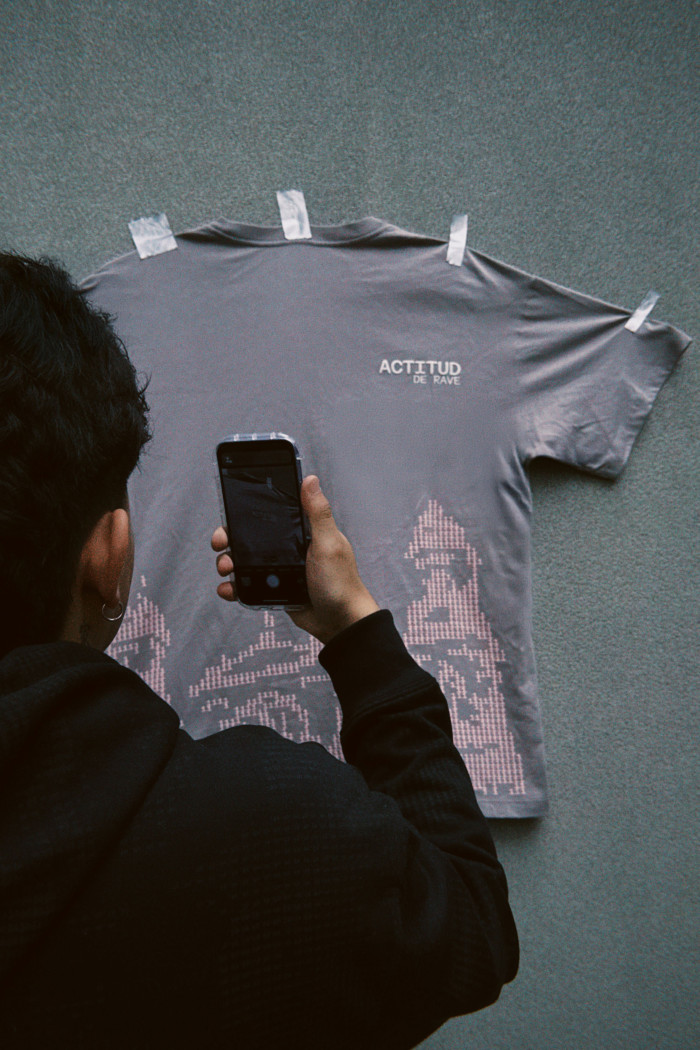 Camiseta gris oversize manga corta con arte de Baum Festival
