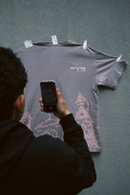 Camiseta gris oversize manga corta con arte de Baum Festival
