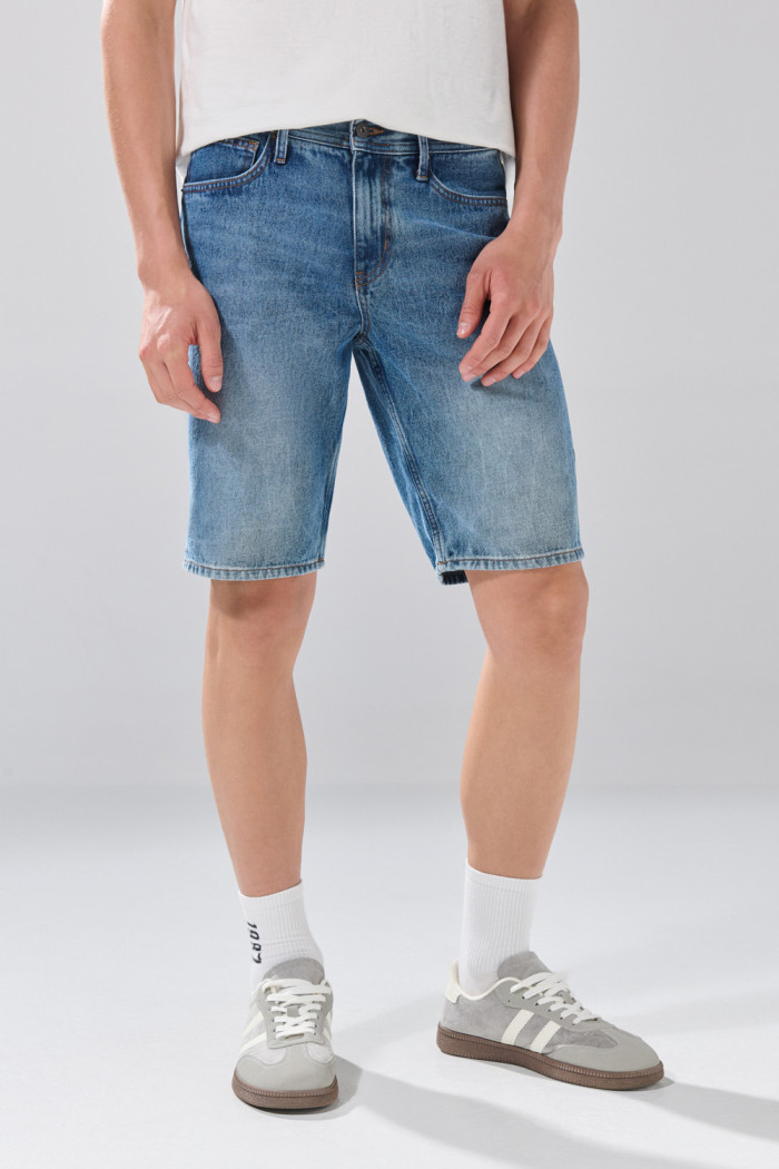 Bermuda slim infaltables azul de jean tiro bajo con desgastes
