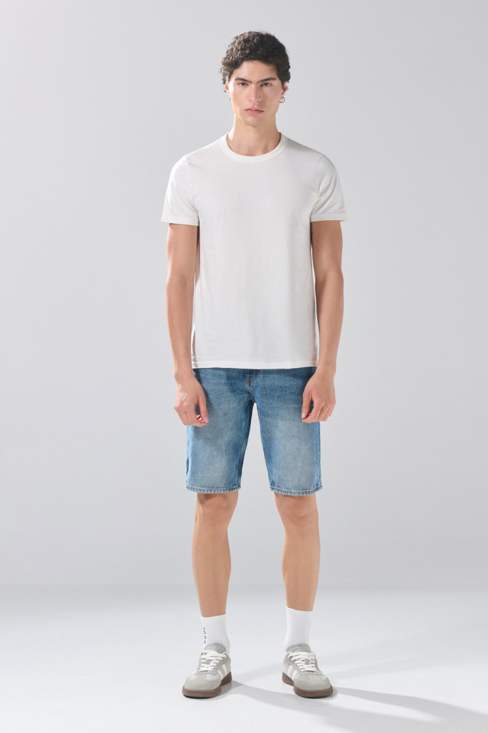 Bermuda slim infaltables azul de jean tiro bajo con desgastes
