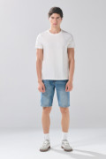 Bermuda slim infaltables azul de jean tiro bajo con desgastes

