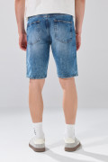 Bermuda slim infaltables azul de jean tiro bajo con desgastes

