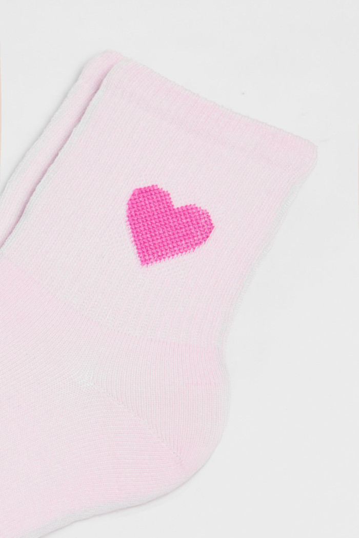 Medias cortas unicolores con corazón bordado lateral

