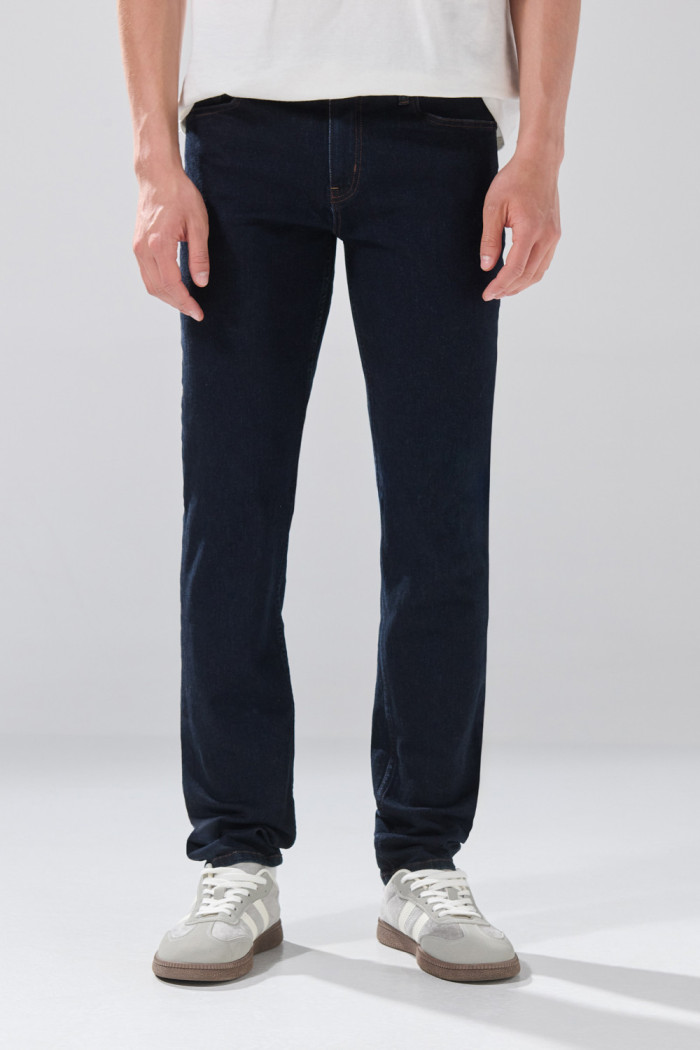 Jean tiro bajo slim azul intenso infaltables con costuras
