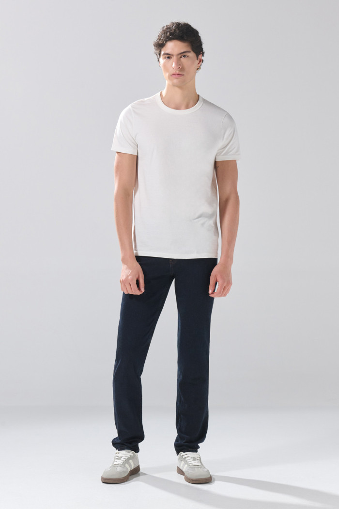 Jean tiro bajo slim azul intenso infaltables con costuras
