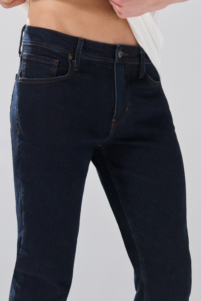 Jean tiro bajo slim azul intenso infaltables con costuras
