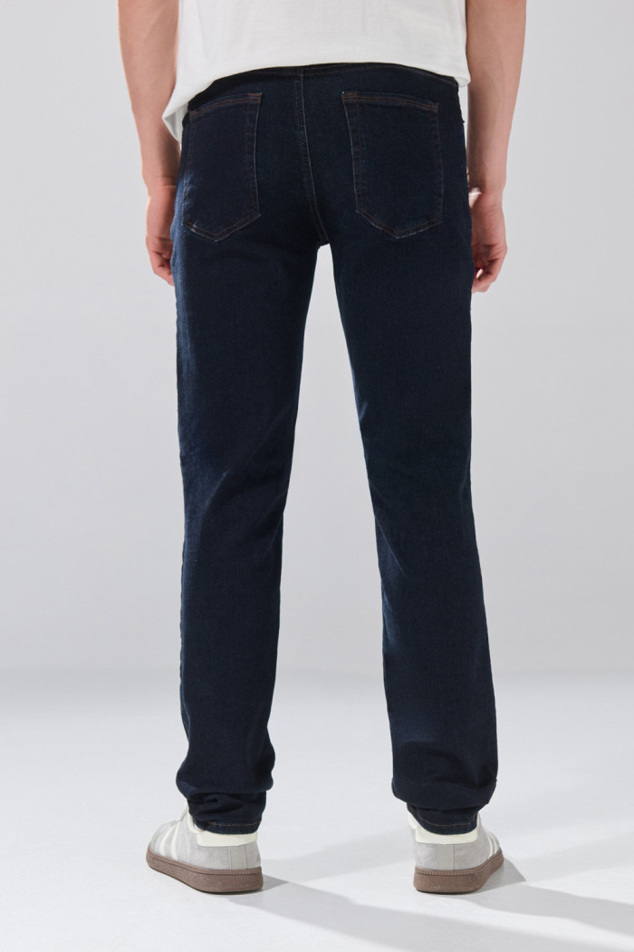Jean tiro bajo slim azul intenso infaltables con costuras
