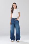 Jean azul oscuro baggy con tiro medio, bolsillos y bota ancha
