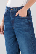 Jean azul oscuro baggy con tiro medio, bolsillos y bota ancha
