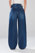 Jean azul oscuro baggy con tiro medio, bolsillos y bota ancha

