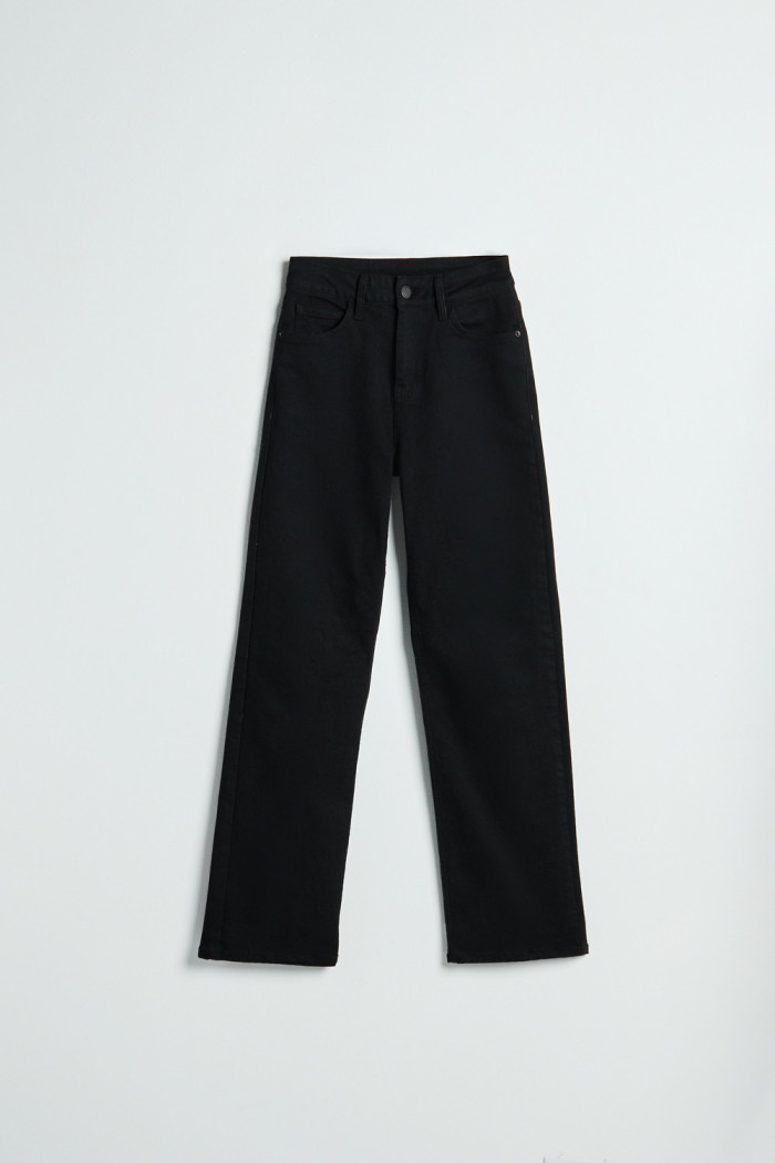 Jean straight leg infaltables tiro alto negro con bota recta