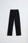 Jean straight leg infaltables tiro alto negro con bota recta