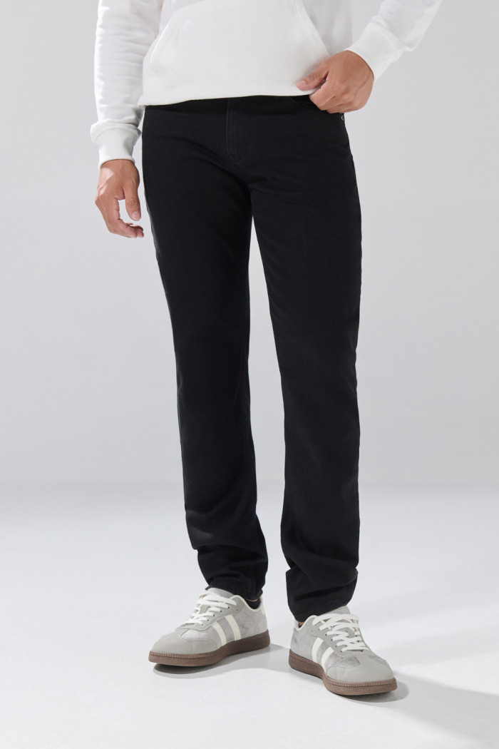 Jean negro slim infaltables con cremallera y tiro bajo

