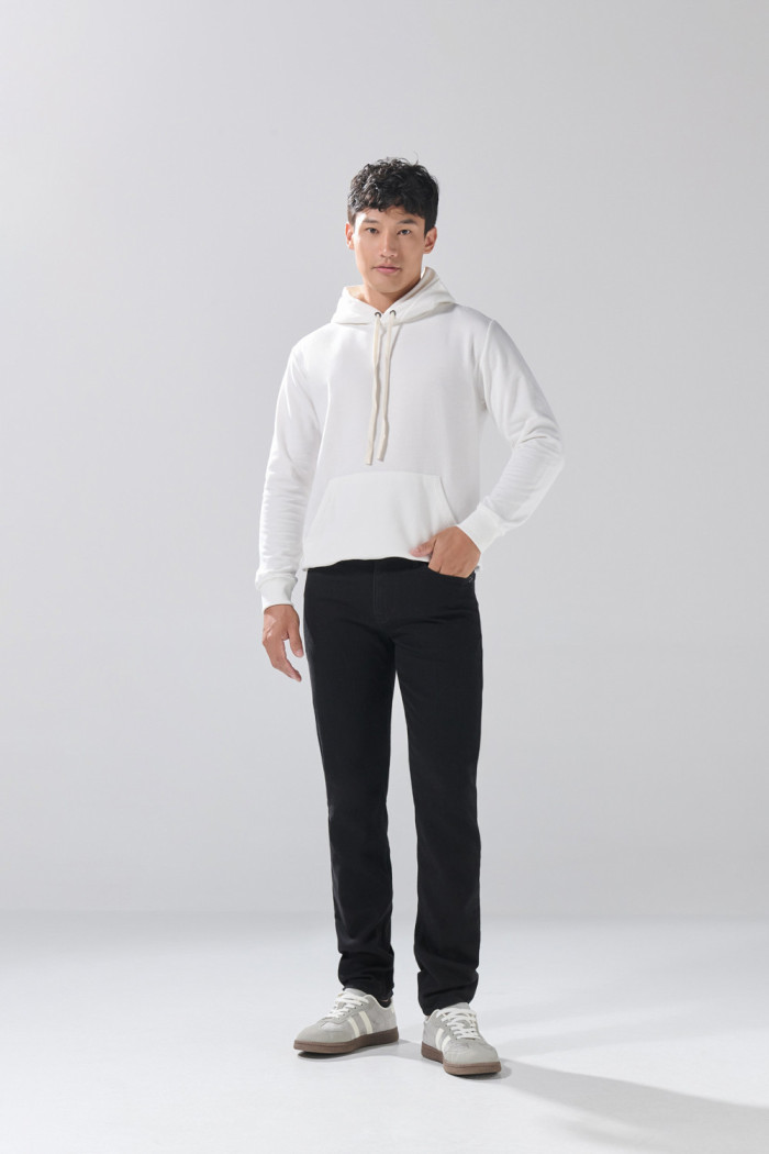 Jean negro slim infaltables con cremallera y tiro bajo
