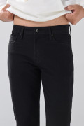 Jean negro slim infaltables con cremallera y tiro bajo
