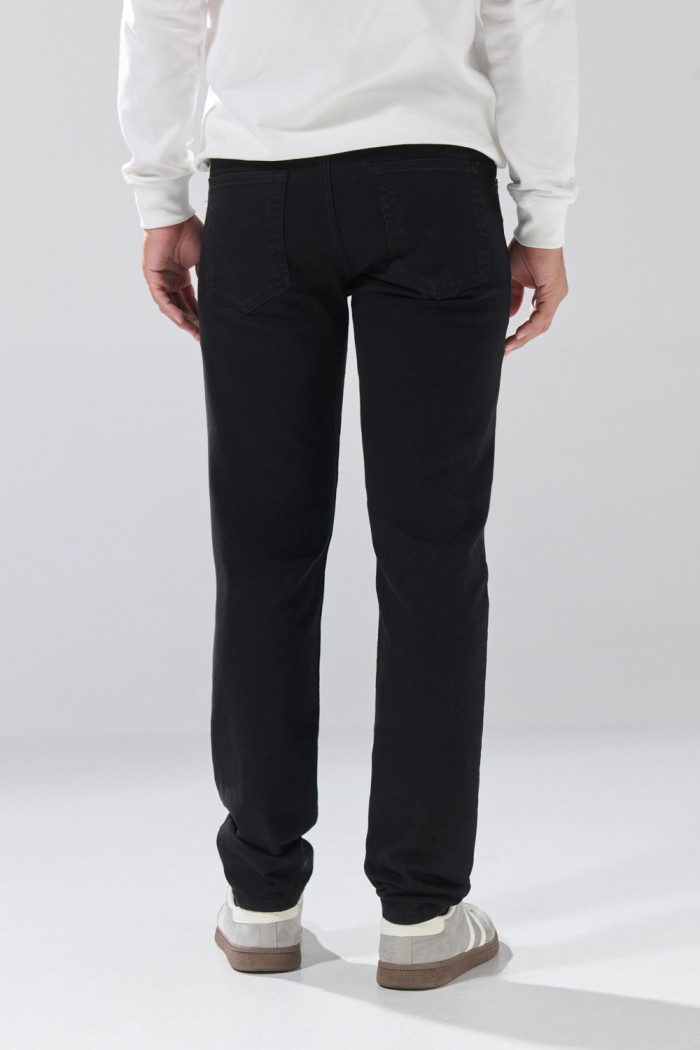 Jean negro slim infaltables con cremallera y tiro bajo
