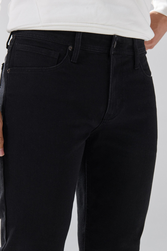 Jean negro slim infaltables con cremallera y tiro bajo

