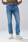 Jean straight leg infaltables azul medio con bota recta
