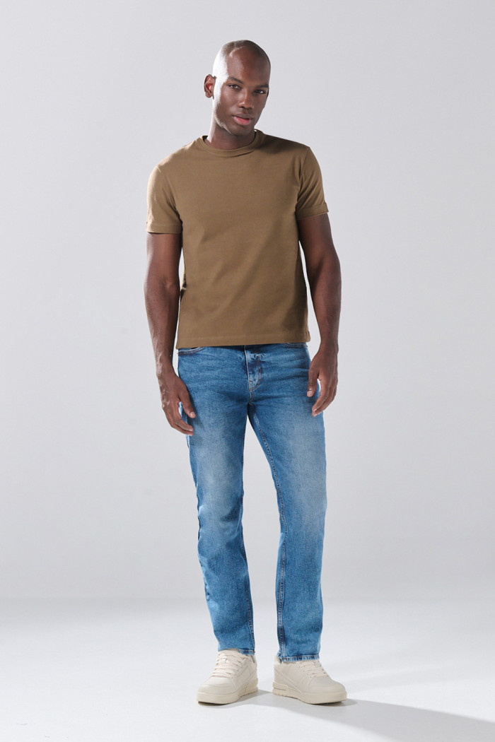 Jean straight leg infaltables azul medio con bota recta
