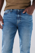 Jean straight leg infaltables azul medio con bota recta

