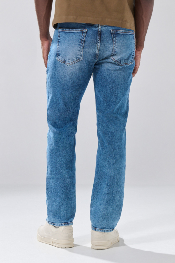 Jean straight leg infaltables azul medio con bota recta
