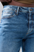Jean straight leg infaltables azul medio con bota recta
