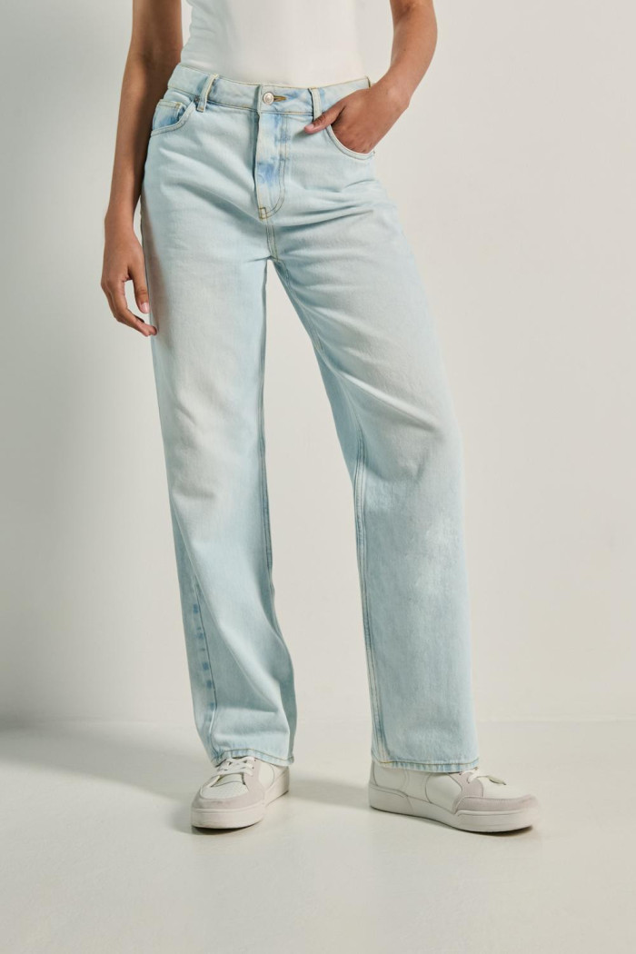 Jean 90´S azul claro con desgastes, tiro alto y bota ancha