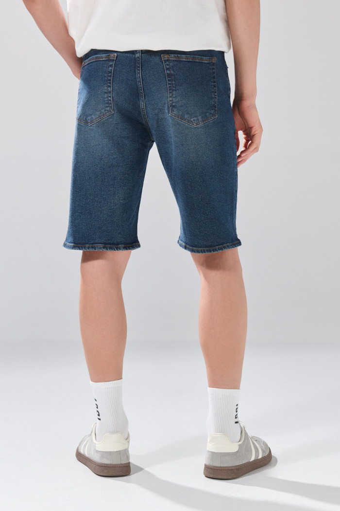 Bermuda azul oscura slim de jean infaltables con tiro bajo
