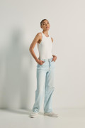 Jean 90´S azul claro con desgastes, tiro alto y bota ancha