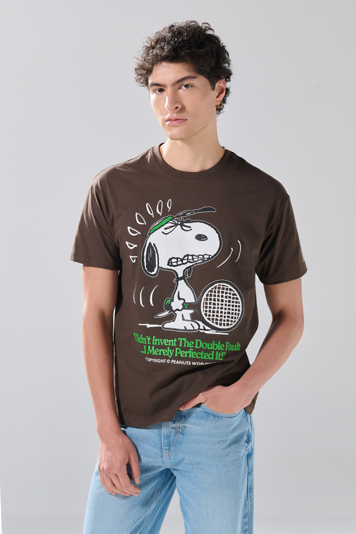 Camiseta café oscura cuello redondo con arte de Snoopy

