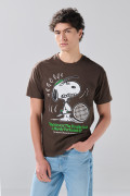 Camiseta café oscura cuello redondo con arte de Snoopy
