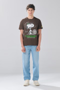 Camiseta café oscura cuello redondo con arte de Snoopy
