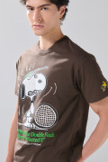 Camiseta café oscura cuello redondo con arte de Snoopy
