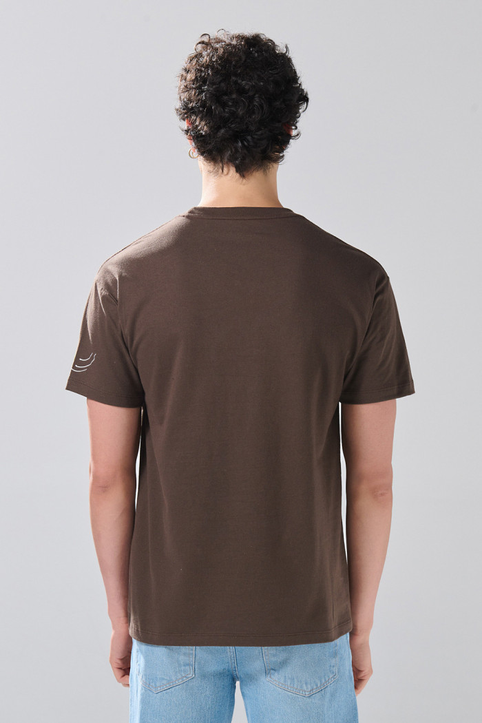Camiseta café oscura cuello redondo con arte de Snoopy
