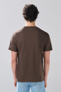 Camiseta café oscura cuello redondo con arte de Snoopy

