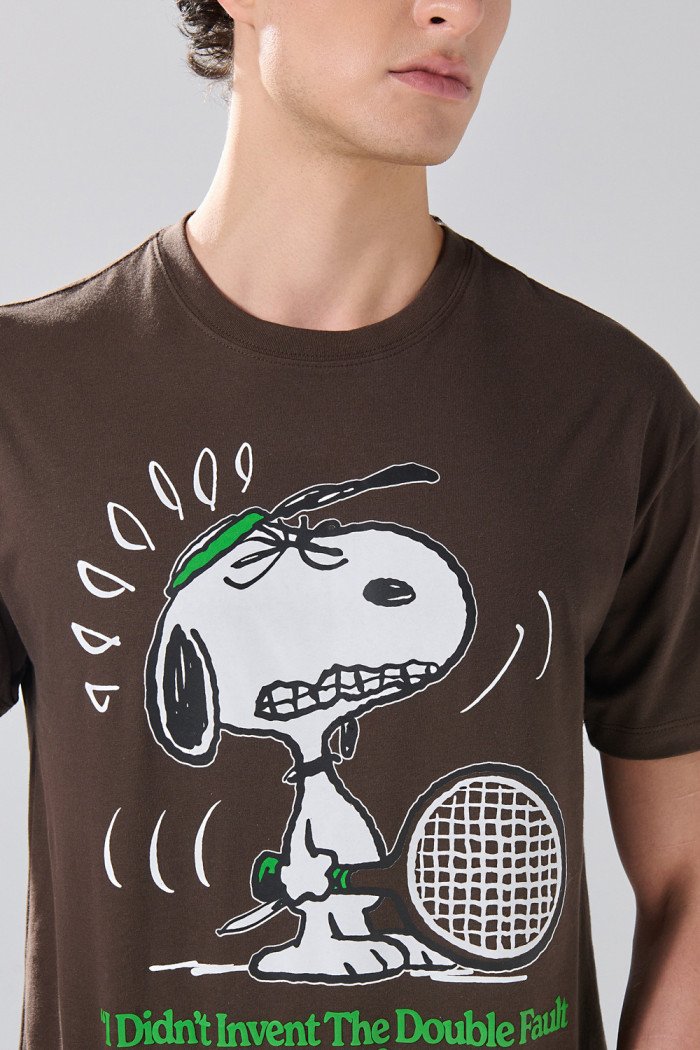 Camiseta café oscura cuello redondo con arte de Snoopy
