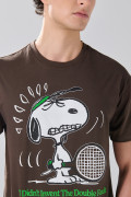 Camiseta café oscura cuello redondo con arte de Snoopy
