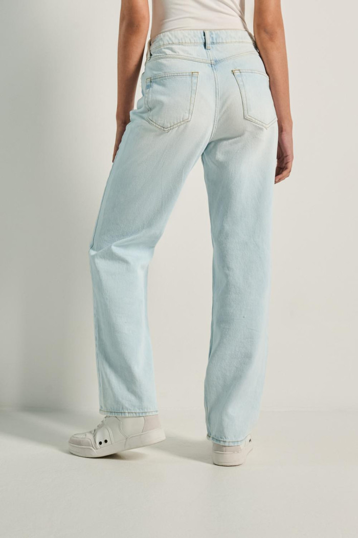 Jean 90´S azul claro con desgastes, tiro alto y bota ancha