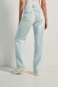 Jean 90´S azul claro con desgastes, tiro alto y bota ancha