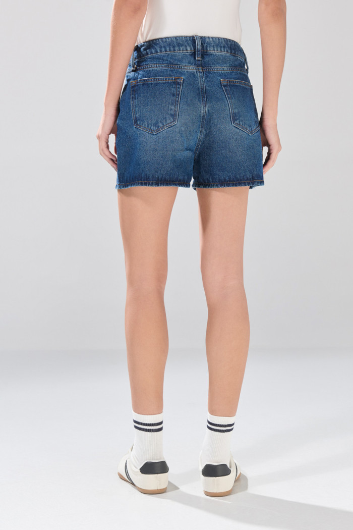 Short de jean infaltables tiro alto azul oscuro con costuras

