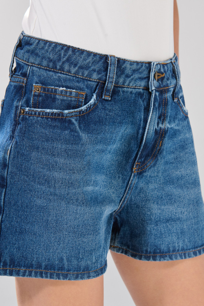 Short de jean infaltables tiro alto azul oscuro con costuras
