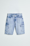 Bermuda de jean cargo azul clara con tiro bajo y bolsillos