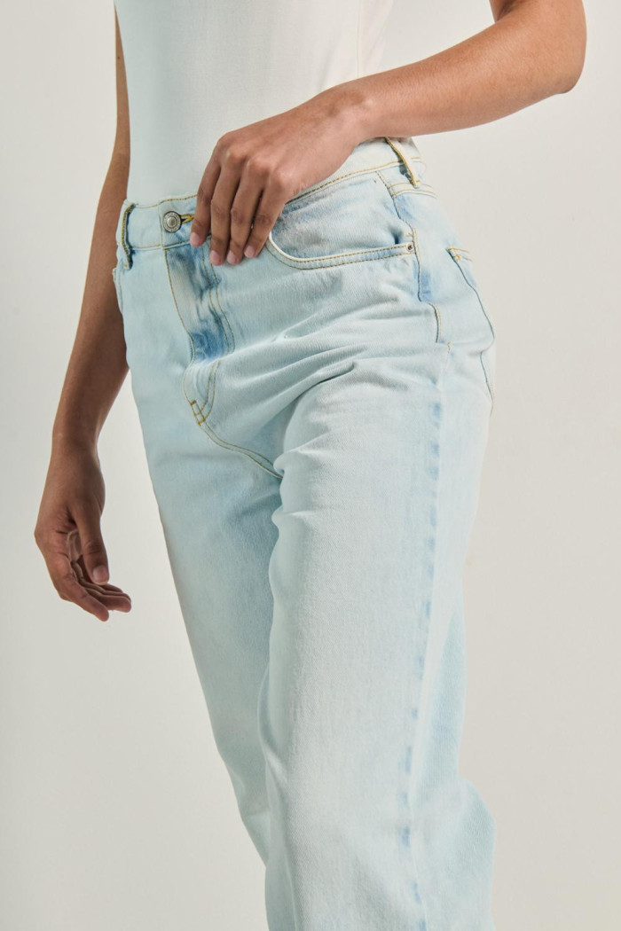 Jean 90´S azul claro con desgastes, tiro alto y bota ancha